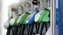 Ceny pohonných hmot o haléře klesají.