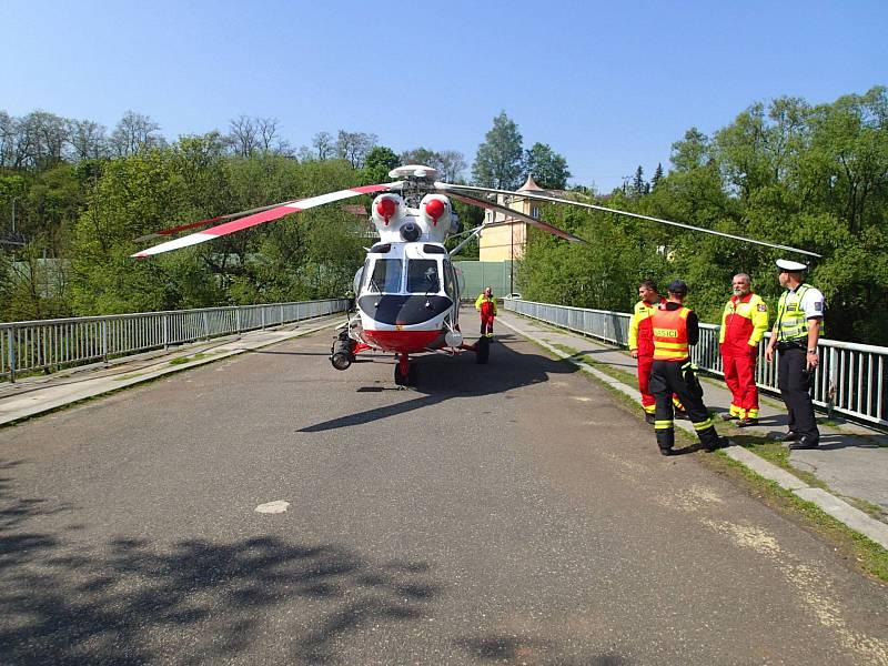 Při vážné nehodě v Karlových Varech zemřel motorkář.