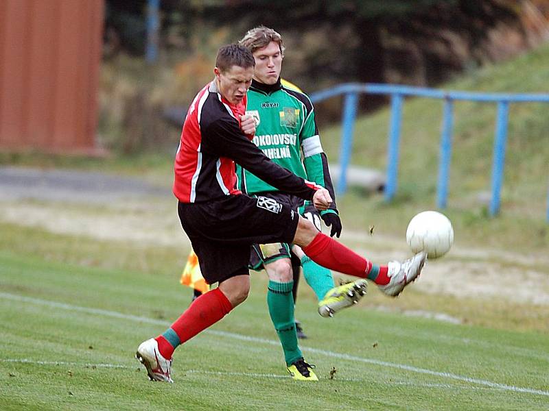 V dalším kole fotbalové divize bylo ve skupině B na programu sokolovské derby, ve kterém Spartak Chodov (v červeném) remizoval s FK Baník Sokolov B (v zeleném) 1:1.