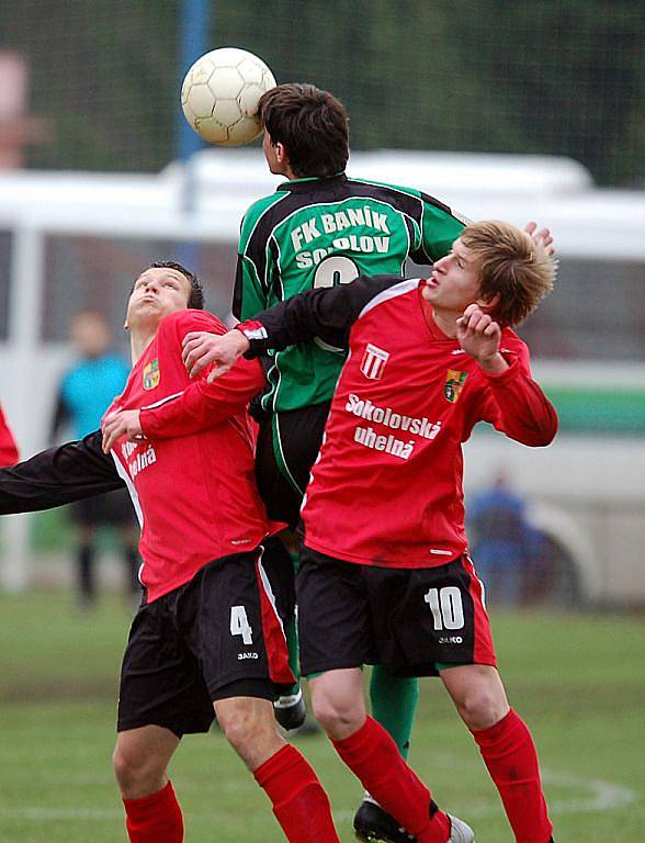 V dalším kole fotbalové divize bylo ve skupině B na programu sokolovské derby, ve kterém Spartak Chodov (v červeném) remizoval s FK Baník Sokolov B (v zeleném) 1:1.