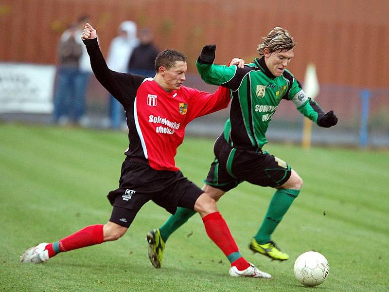 V dalším kole fotbalové divize bylo ve skupině B na programu sokolovské derby, ve kterém Spartak Chodov (v červeném) remizoval s FK Baník Sokolov B (v zeleném) 1:1.