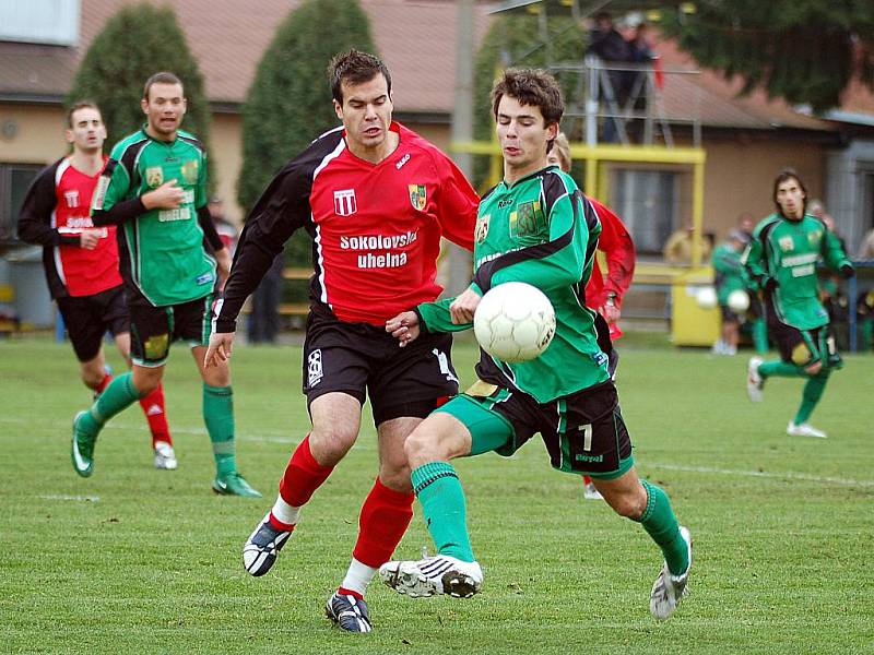 V dalším kole fotbalové divize bylo ve skupině B na programu sokolovské derby, ve kterém Spartak Chodov (v červeném) remizoval s FK Baník Sokolov B (v zeleném) 1:1.