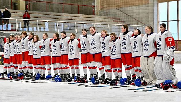 Brankářka ostrovských Čertů Kateřina Fialová si svými parádními výkony vysloužila pozvánku do české reprezentace U16, se kterou dosáhla na dvě zlaté medaile.