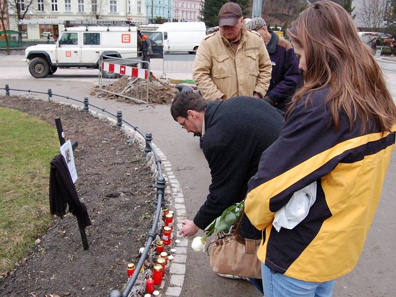 Pietní akt v Karlových Varech se konal před hlavní poštou. Právě na tomto místě poprvé vstoupil Jindřich Konečný do povědomí většiny Karlovaráků, když se v listopadu 1989 nebál a otevřeně na karlovarské pěší zóně říkal své názory.