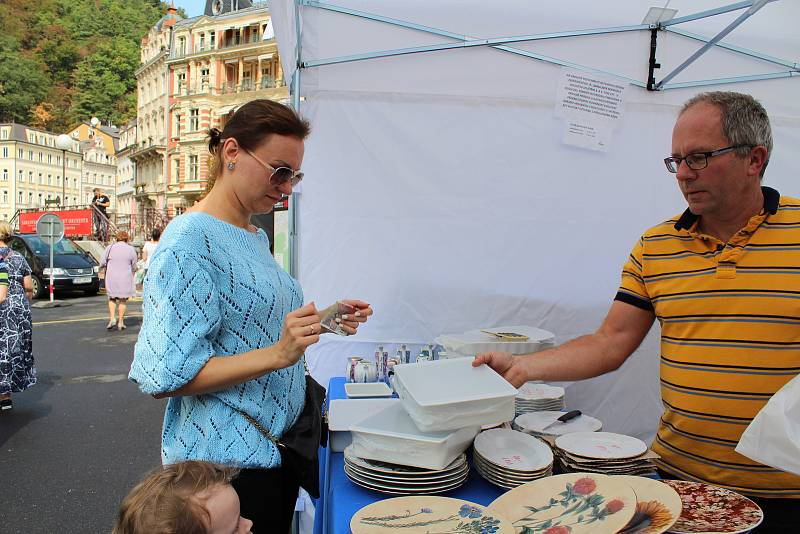 Porcelán i folklor láká stovky lidí.