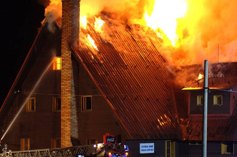 Požár bývalého hotelu v Abertamech.