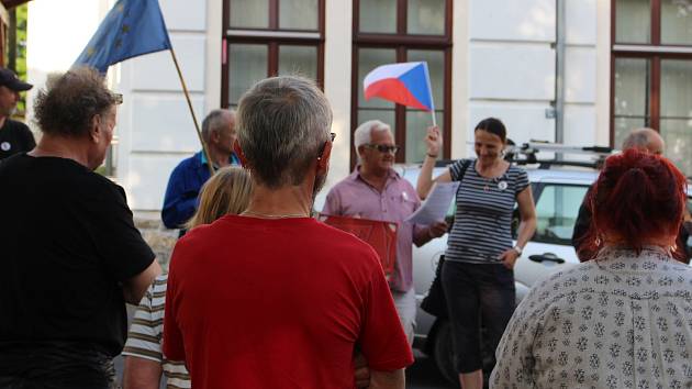 Zhruba čtyřicet lidí v Horní Blatné na Karlovarsku podpořilo  Milion chvilek pro demokracii. Na setkání vyzvali na dálku premiéra Babiše a ministryni Benešovou k rezignaci.