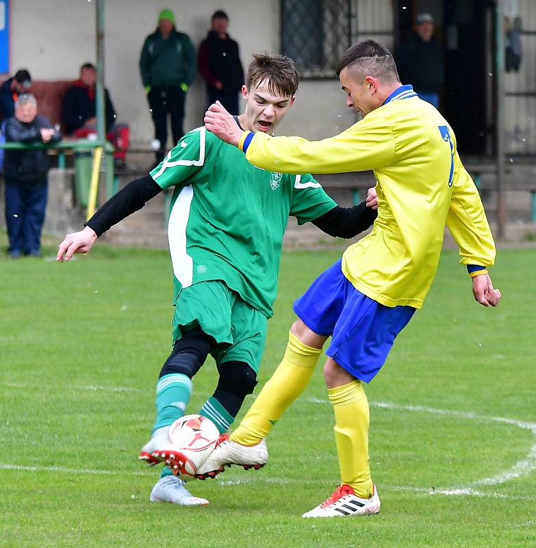 Dalovice (ve žlutém) slavily o víkendu výhru 3:1 nad týmem Sedlece (v zeleném).