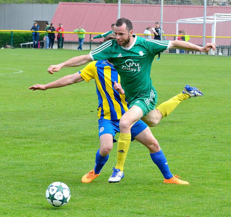 První jarní krajské derby bylo o víkendu na programu na dvorském stadionu, kde tvrdili roli favorita hráči v trikotech karlovarského 1.FC, kterým se postavila do cesty fotbalová družina Mariánských Lázní (ve žlutém). Právě Mariánské Lázně na půdě favorita