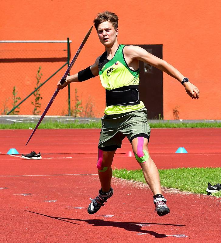 Atletická bitva tří krajů. Tu hostily o víkendu v rámci 1. kola OMD dorostu a juniorů Karlovarského, Plzeňského a Jihočeského kraje Karlovy Vary.