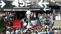 Slavnostní zahájení 45. ročníku Mezinárodního filmového festivalu v Karlových Varech. Příjezd festivalových hostů k hotelu Thermal