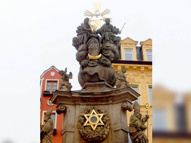 Sloup se sousoším Nejsvětější Trojice v Karlových Varech je jedním z nejvýraznějších sousoší v centru města. 