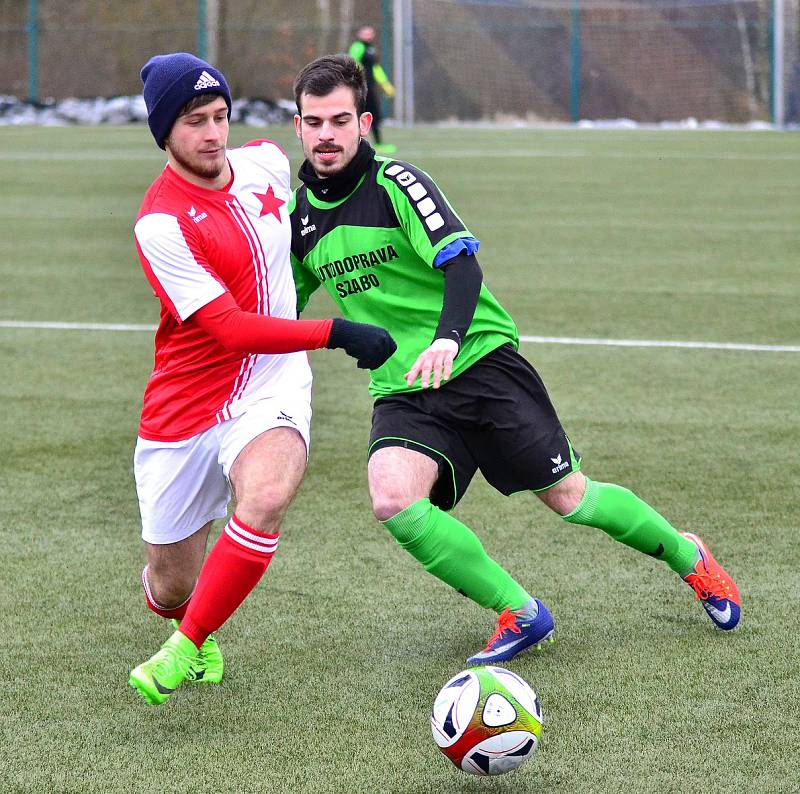 V prvním kole zimního turnaje v Ostrově si připsalo na konto cennou výhru 2:1 Královské Poříčí (v zeleném), které porazilo dorost karlovarské Slavie (v červenobílém).