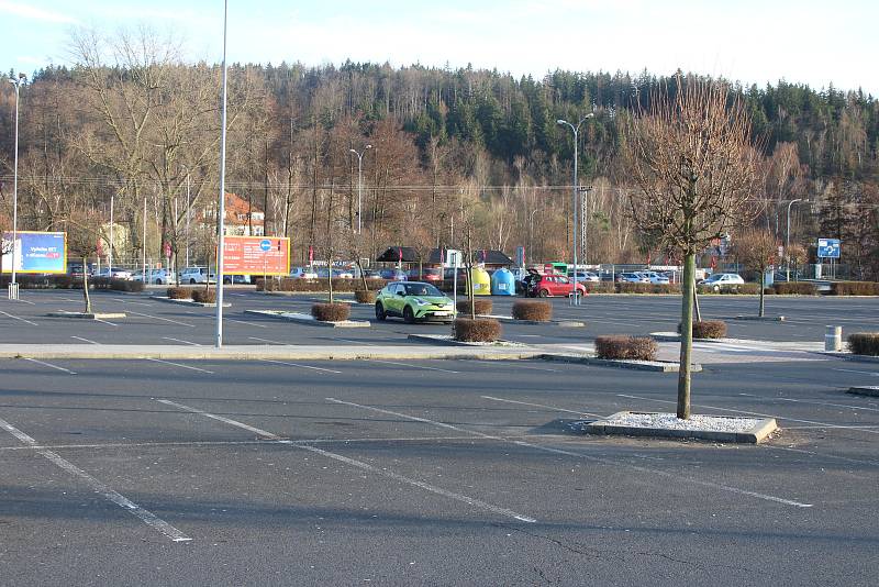 Parkoviště i karlovarské hypermarkety jsou nyní téměř prázdné.