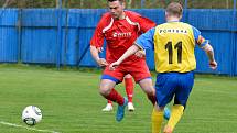 Krušnohorské derby ovládli v domácím prostředí fotbalisté Nejdku B (v červeném), když Nové Hamry pokořili vysoko 8:1.