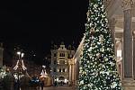 Světelně nazdobená promenáda navozuje opět adventní náladu v lázeňském centru Karlových Varů, které se musejí obejít bez vánočních trhů.