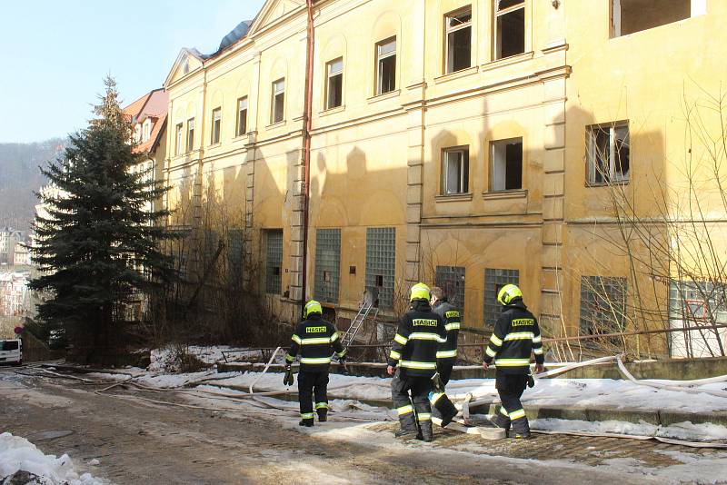 Hasiči likvidují požár bývalé Sokolovny v Kolmé ulici.