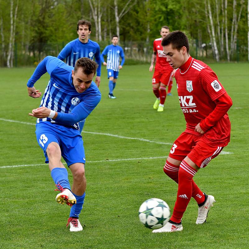 Ostrov doma nestačil na Zbuzany (v červeném), kterým podlehl 1:5.