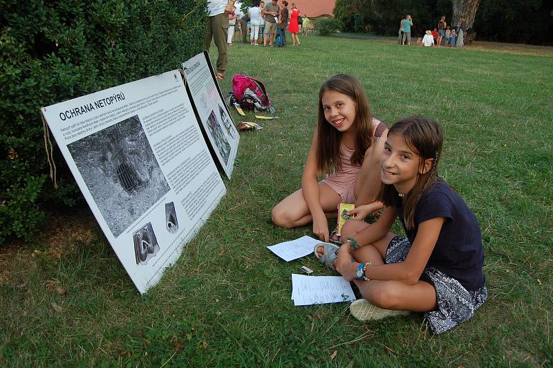 NETRADIČNÍ rozloučení s prázdninami mohli zažít ti, kteří v sobotu zavítali do zámku ve Valči. Konala se tu Netopýři noc, kdy členové Správy Chráněné krajinné oblasti Slavkovský les připravili především pro děti zajímavý program, po setmění pak všem předs