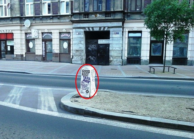 Strážníky karlovarské městské policie překvapil v úterý černý výlep plakátů