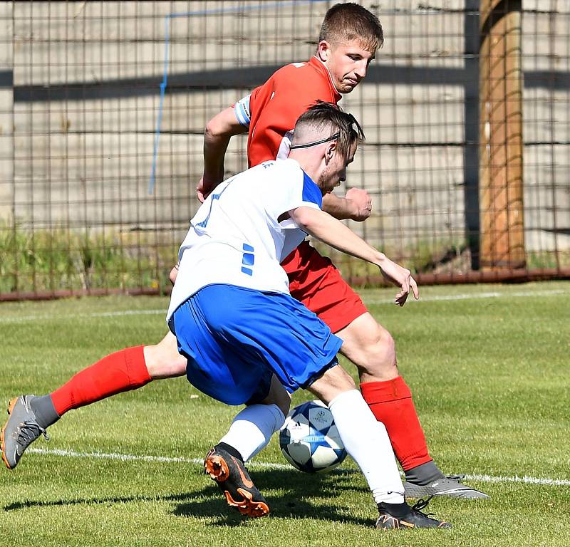 Čtvrtou výhru v řadě za sebou urval Horní Slavkov (v červeném), který tentokrát pokořil jedenáctku Staré Role 3:0.