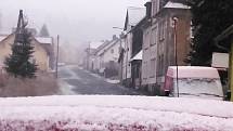 S ochlazením přišel do Krušných hor i první sníh. Takhle to vypadalo dnes dopoledne v Perninku.