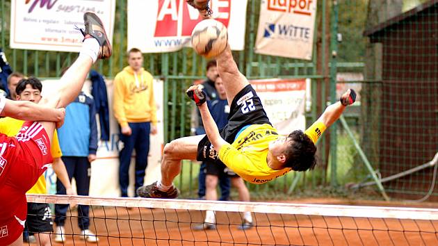 Nohejbalisté SK Liapor Witte Karlovy Vary (v červeném) se v dalším kole extraligy rozešli smírně se Spartakem Čelákovice 5:5.