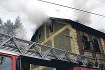 Oheň v domě v Rotavě byl úmyslně zapálen kvůli pojistnému podvodu. Policie už drží ve vazbě dva pachatele. Škoda je 300 tisíc korun.