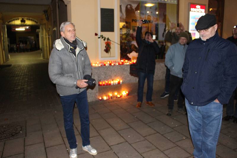 Pietní shromáždění k příležitosti událostí ze 17. listopadu 1989 u karlovarské hlavní pošty a zahájení výstavy studentských prací v rámci projektu Banáni.