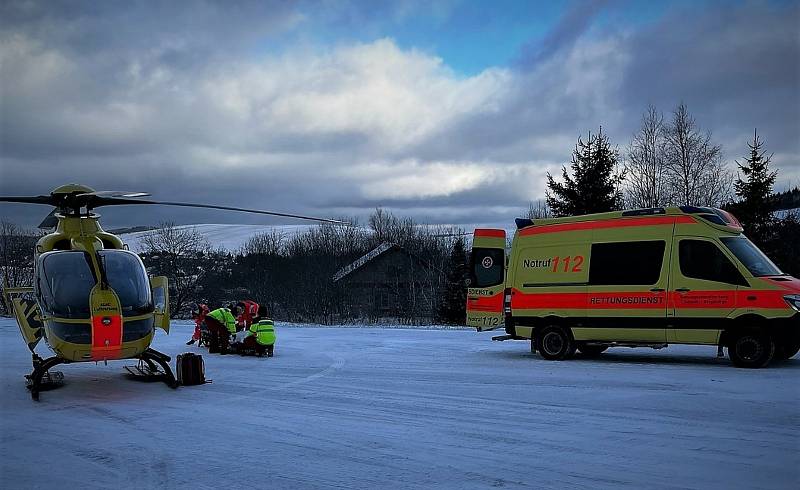 Třináctiletého lyžaře z Německa s hlubokou řeznou ránou, kterou mu na Klínovci způsobila jeho vlastní lyže, do nemocnice přepravil vrtulník německých záchranářů.