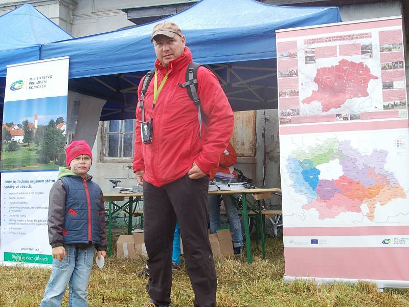 CO SE POVEDLO v česko-saském pohraničí za uplynulých sedm let, se mohli podívat návštěvníci sobotní slávy na vrcholu Klínovce. Zajímavá expozice byla připravena v prostorách jinak nepřístupného horského hotelu Klínovec