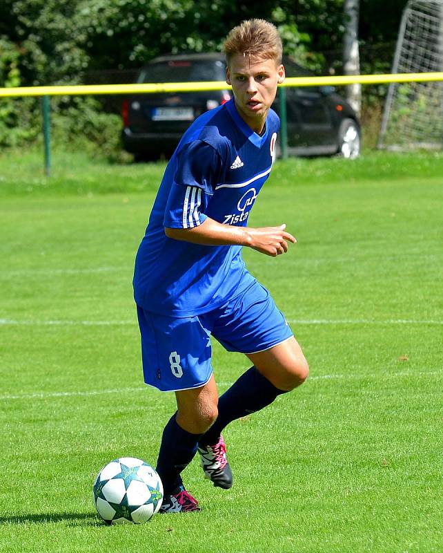 Karlovarská Slavia (v modrém) obstála v generálce, kterou vyhrála 2:0 nad Chomutovem (v bílém).