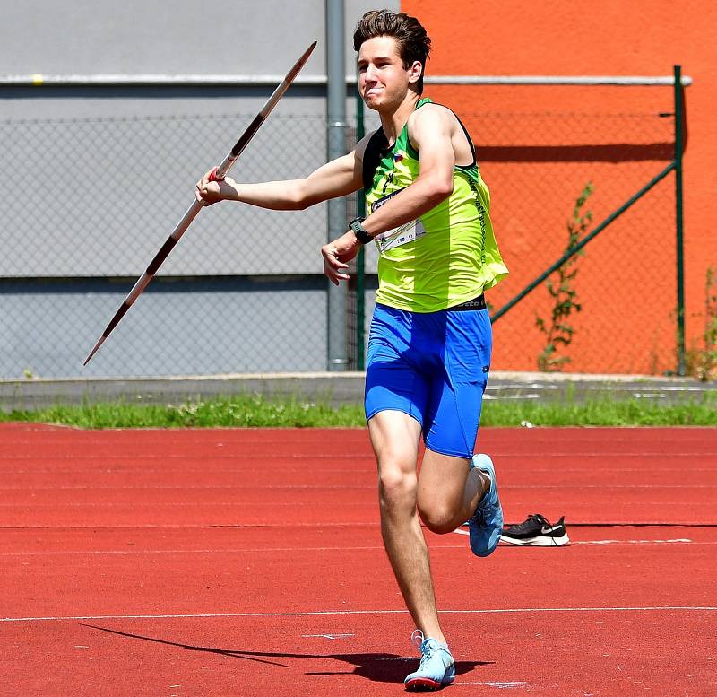 Atletická bitva tří krajů. Tu hostily o víkendu v rámci 1. kola OMD dorostu a juniorů Karlovarského, Plzeňského a Jihočeského kraje Karlovy Vary.