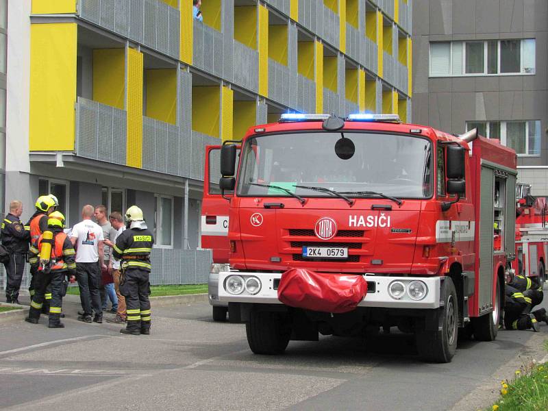 V Karlovarské krajské nemocnici cvičně zasahovali hasiči. 