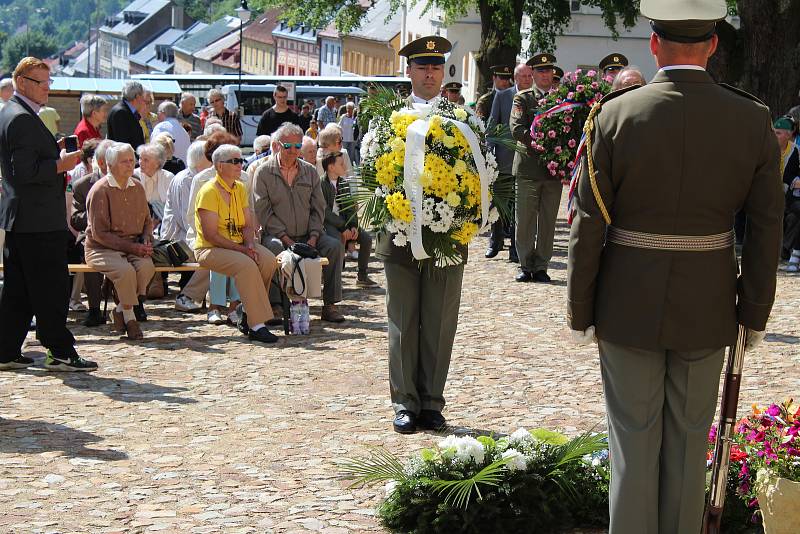 Na Jáchymovské peklo a jeho oběti přišly vzpomínat desítky lidí, jejich památku uctili u Brány ke Svobodě