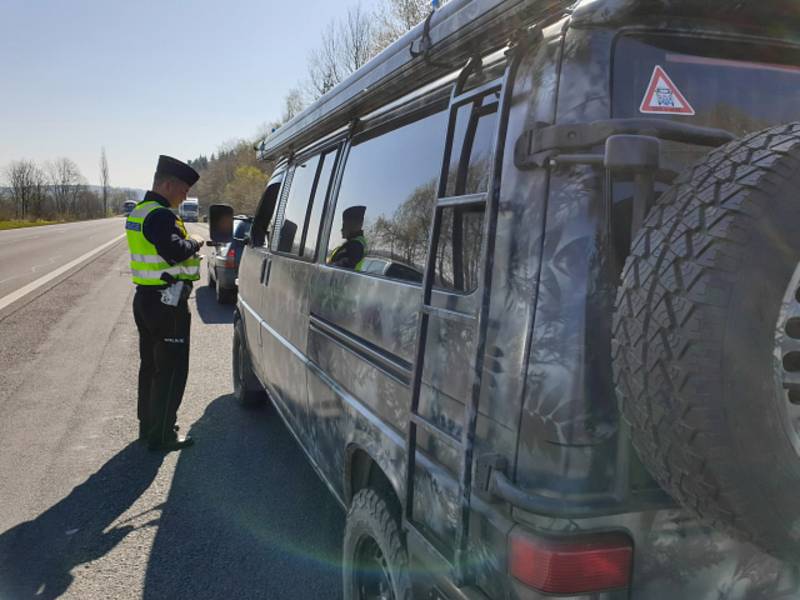 Během prodlouženého víkendu zvýšili policisté dohled na silnicích a uspořádali dopravně bezpečnostní akci. Foto: (pčr)