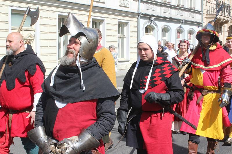 Dva roky se muselo lázeňské město obejít bez historického průvodu. Letos si to lidé užili.