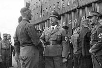 Nacisté na náměstí, které dnes nese název po popravené doktorce Miladě Horákové.