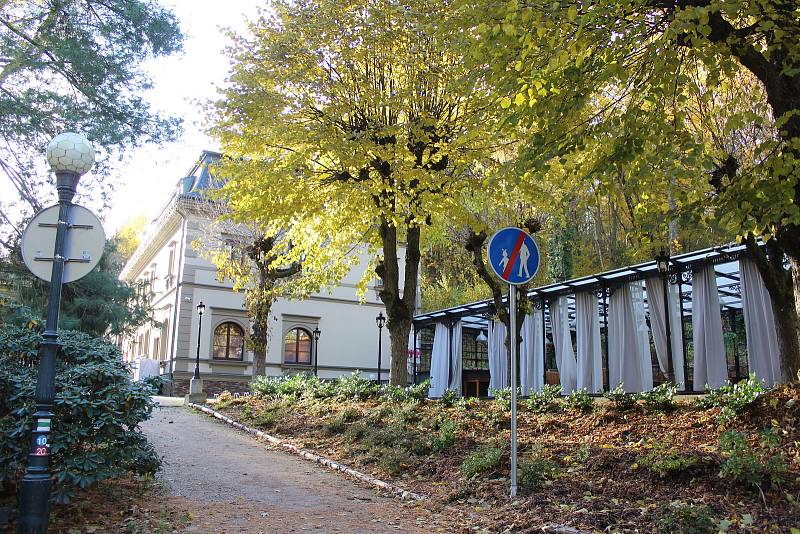 Restaurace Malé Versailles po zásadní rekonstrukci, vlastně kompletní přestavbě. Historicky první restaurace v Karlových Varech, která byla před revolucí vyhlášenou studentskou hospodou, kam se chodilo po posledním zvonění.