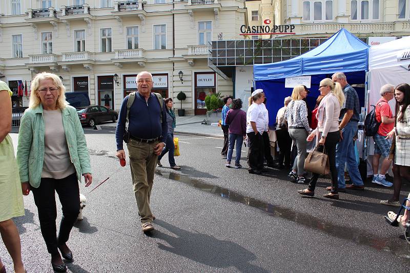 Porcelán i folklor láká stovky lidí.