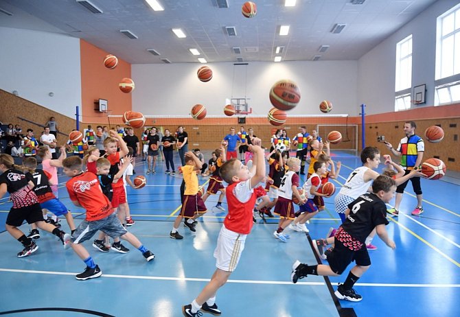 V Karlových Varech běží už třetím rokem program Trenéři ve škole.