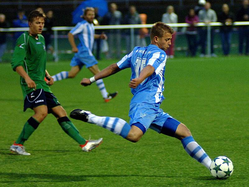 Chebská derby mezi hvězdou (v modrém) a mužstvem FC Cheb skončilo bez branek. Zápas rozhodly až pokutové kopy.