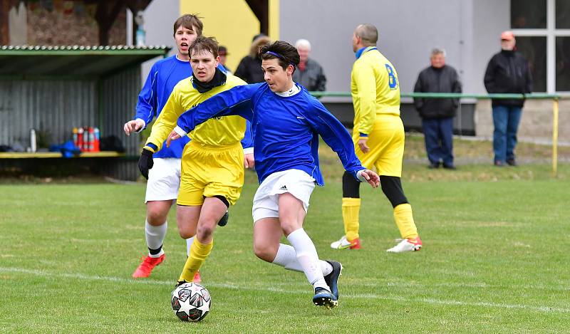 Fotbalisté Dalovic slavili vysokou výhru 6:0 nad Jáchymovem (modrém).