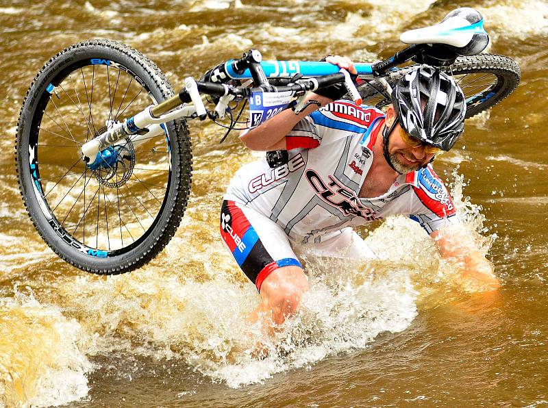 Nevyzpytatelný brod u tenisového areálu Gejzírpark nadělal v rámci 19. ročníku Karlovarského  AM bikemaratonu nejednomu bikerovi nemálo starostí, když někteří z nich se nedobrovolně vykoupali. Jak tomu bude letos?