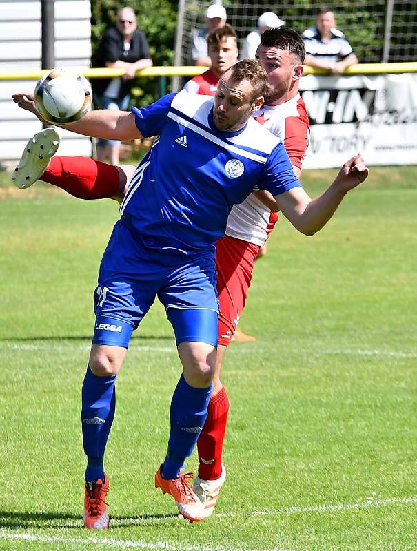 Karlovarská Slavia se loučila s domácím prostředím ve Fortuna ČFL porážkou 3:4 s Velvary (v modrém).