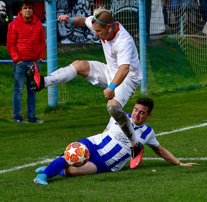 Třetí vítězství uzmula na Růžovém Vrchu karlovarská Lokomotiva, jež v derby s Hroznětínem nakonec udolala jedinou přesnou ranou, kterou obstaral tři minuty před koncem František Jílek,