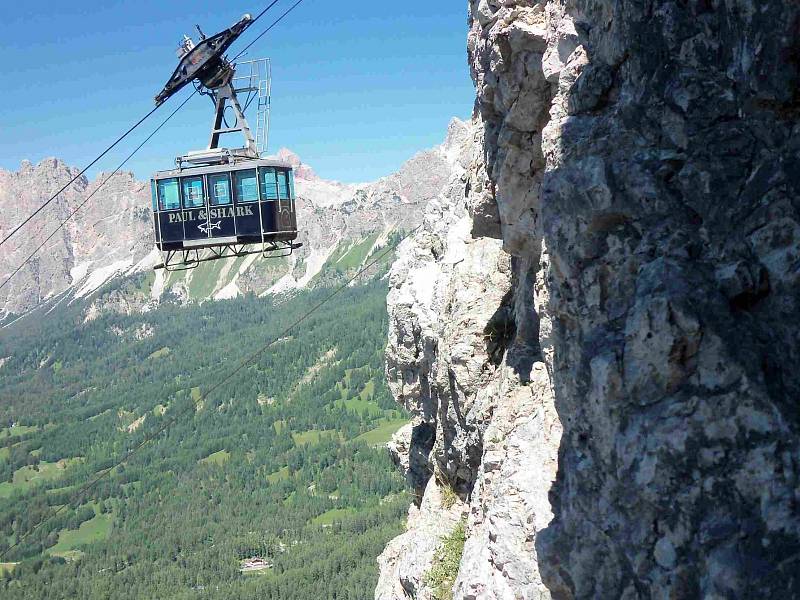 Za adrenalinovými zážitky ve skalních masivech Dolomit vyjíždí do Itálie čím dál více Čechů.