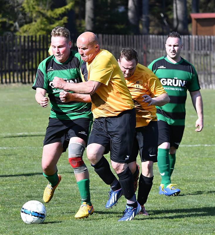 Božičany (ve žlutém) udolaly Pernink v poměru 4:3.