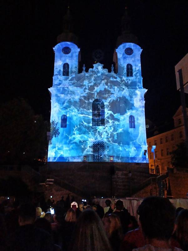 Festival světel přilákal do ulic v centru Karlových Varů i přes rostoucí počet nakažených tisícovky lidí.