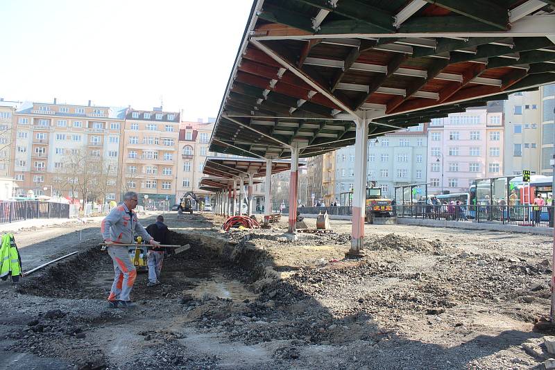 Rekonstrukce autobusového nádraží městské hromadné dopravy v Karlových Varech má skončit už 15. května.